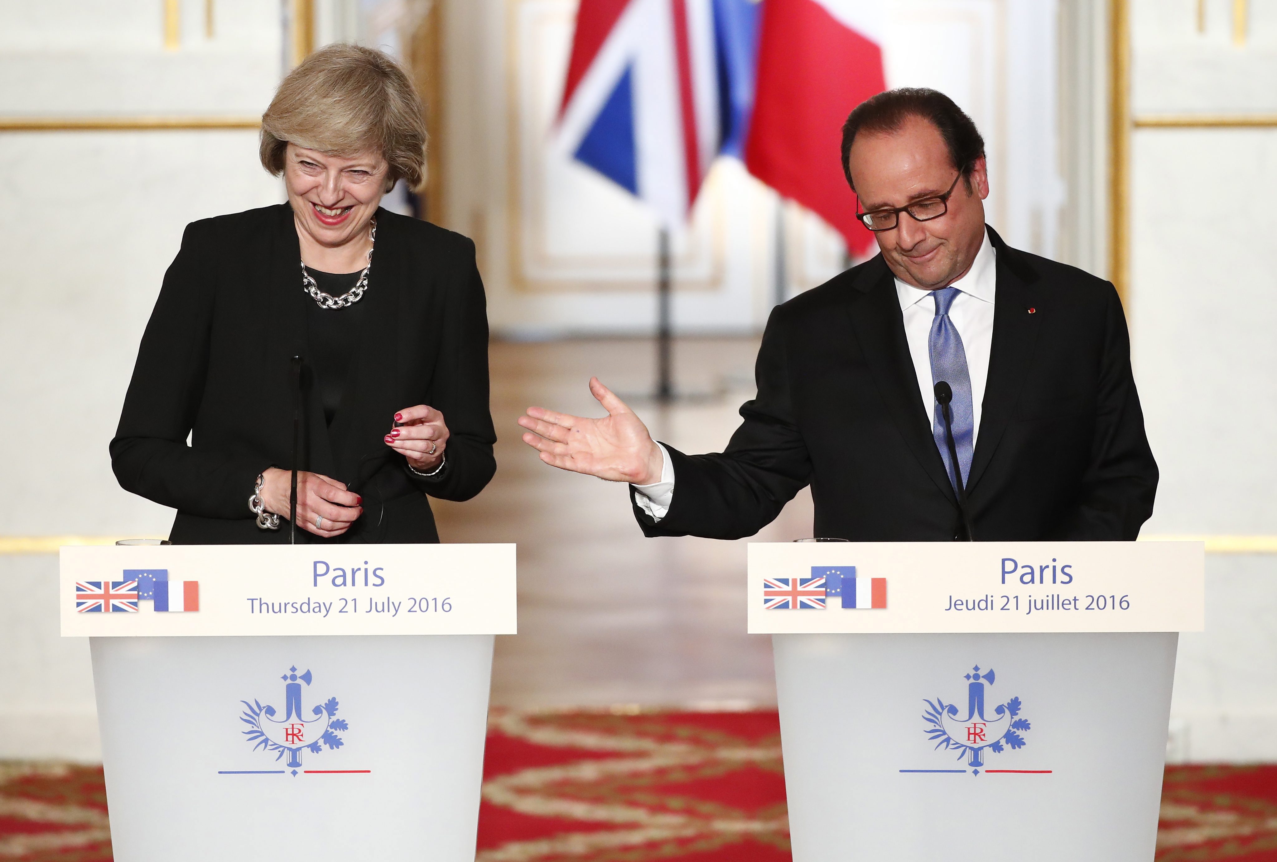 «Όσο πιο γρήγορα, τόσο το καλύτερο» λέει ο Ολάντ στην Μέι για το Brexit