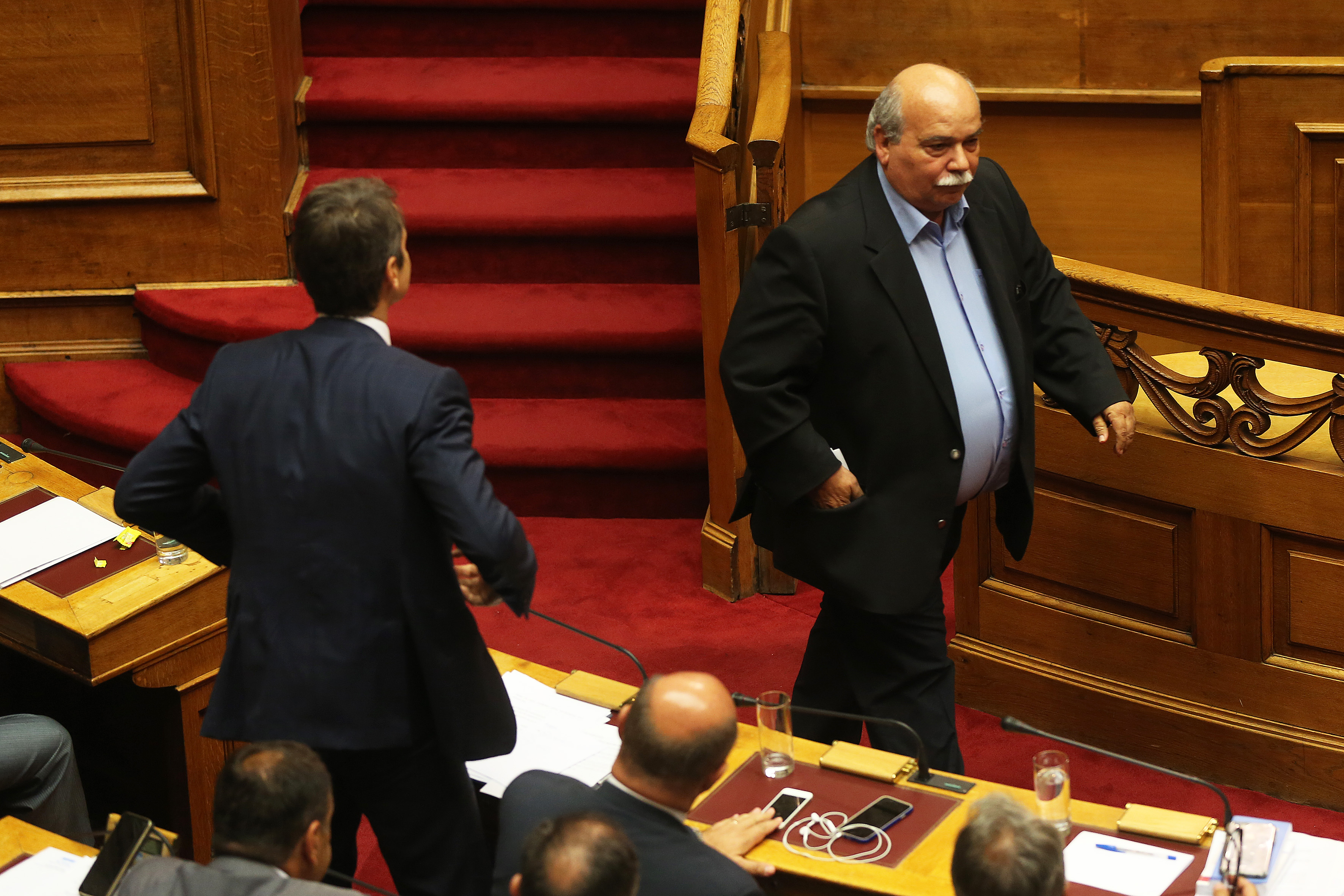 «Θερμό επεισόδιο» Βούτση – Μητσοτάκη για τις ψήφους της Χρυσής Αυγής