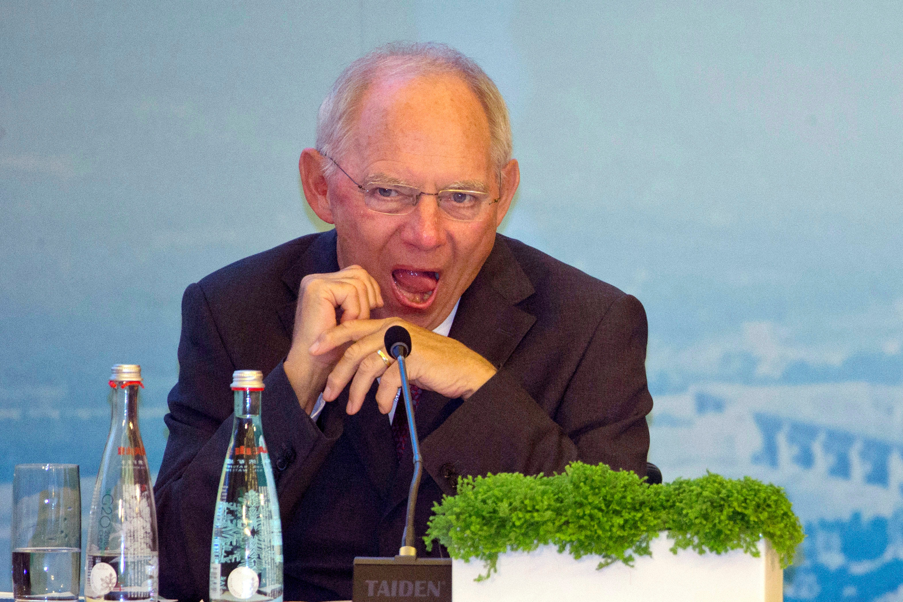 Handelsblatt: Ο Σόιμπλε απέτρεψε την επιβολή προστίμου σε Ισπανία και Πορτογαλία