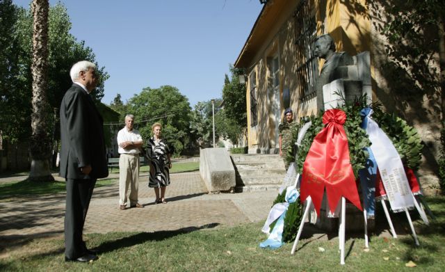 Στεφάνι στην προτομή του Σπύρου Μουστακλή κατέθεσε ο Πρόεδρος της Δημοκρατίας
