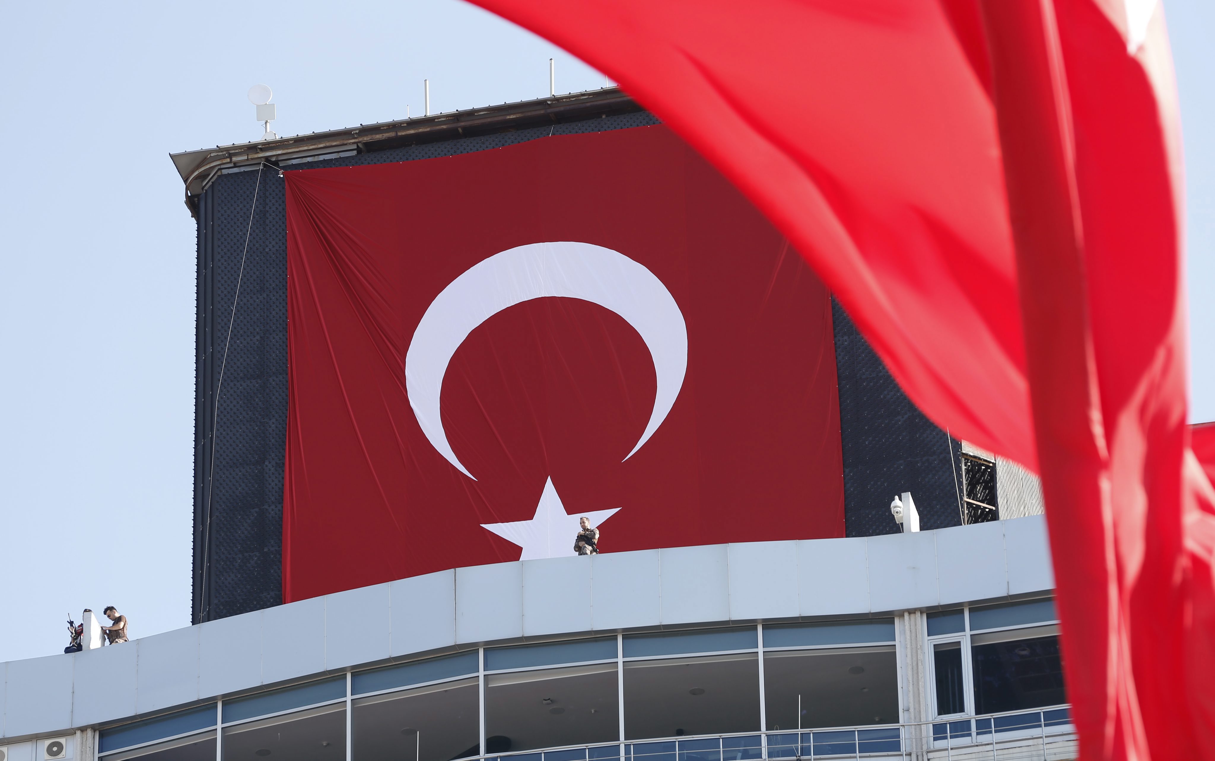 Τουρκία: Μετά το Δημόσιο, πογκρόμ και στα μέσα ενημέρωσης