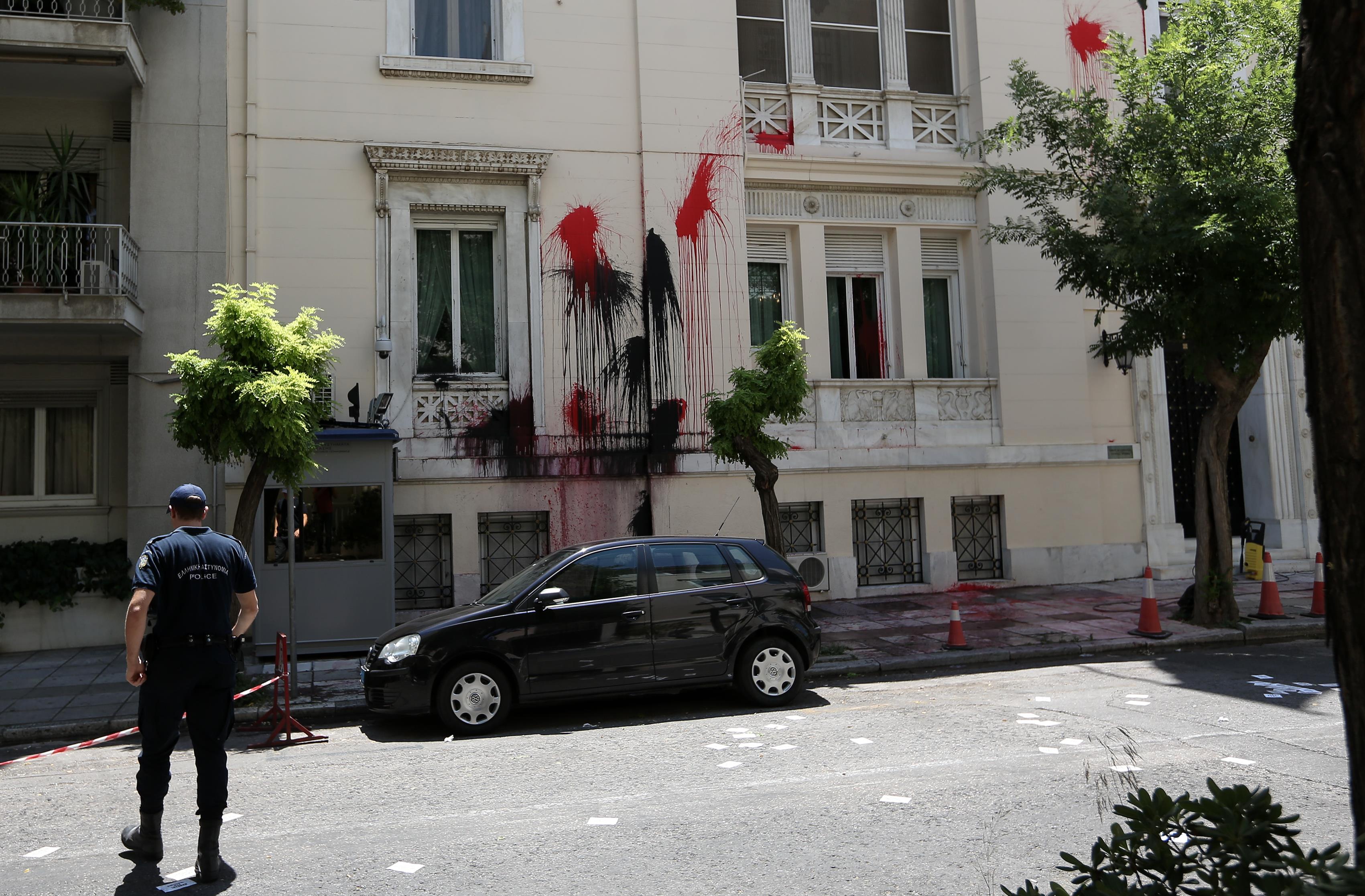Επίθεση με μπογιές στην τουρκική πρεσβεία στην Αθήνα από τον Ρουβίκωνα