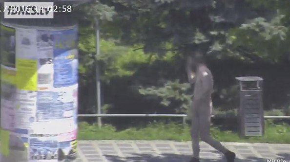 Δεν είχε να πληρώσει, άφησε τα ρούχα του ενέχυρο και βγήκε γυμνός στο δρόμο