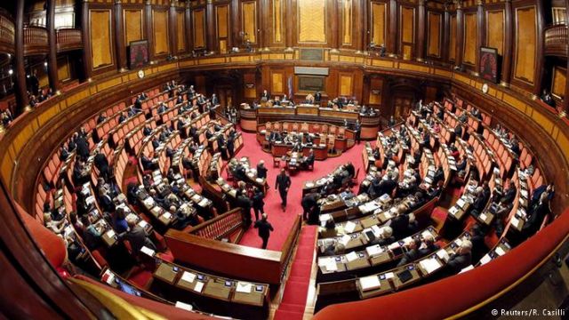 Προς άρση της μονιμότητας στο ιταλικό δημόσιο;