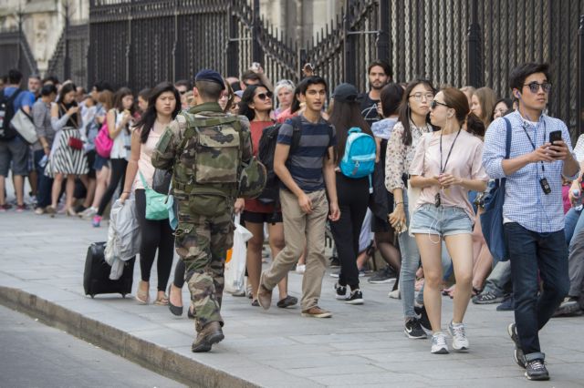 Εθνοφρουρά σχεδιάζει ο Ολάντ μετά τις τρομοκρατικές επιθέσεις