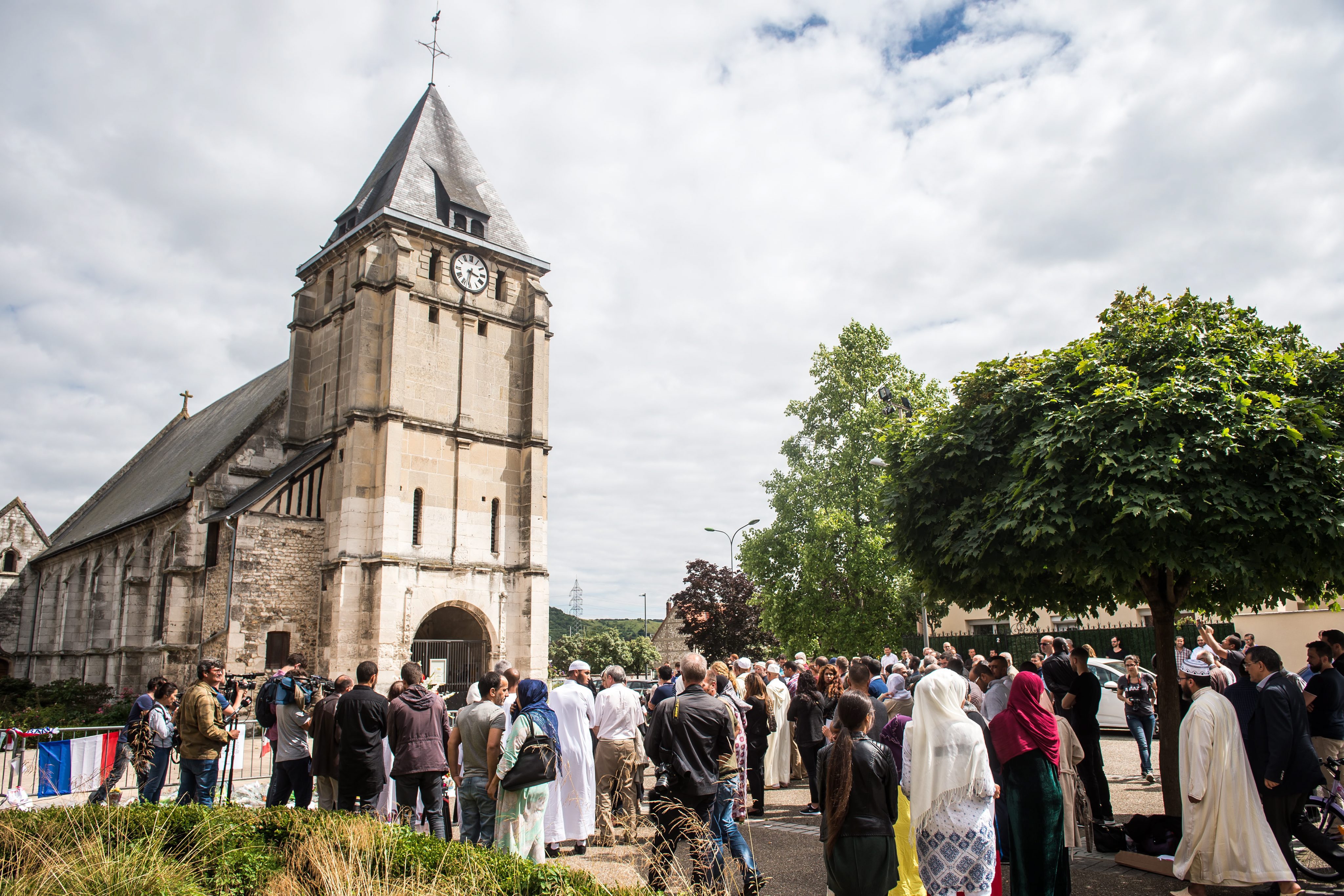Γαλλία: Δύο συλλήψεις για τη δολοφονία του ιερέα μέσα στην εκκλησία