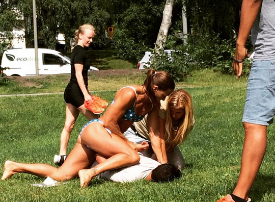 Σουηδή αστυνομικός με μπικίνι εξουδετερώνει κλέφτες