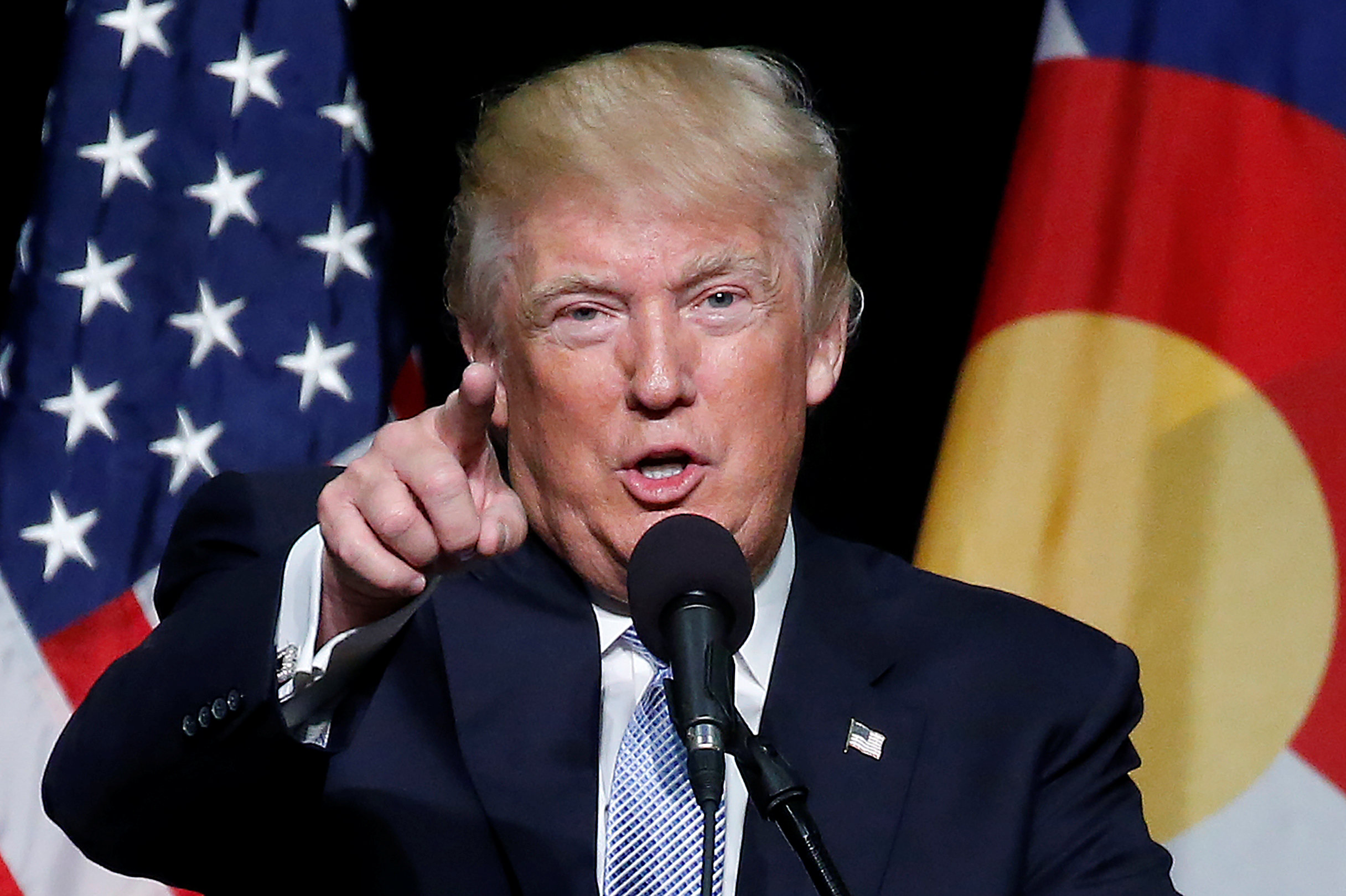 O Τραμπ φέρνει καταιγίδα ειρωνευόμενος γονείς νεκρού μουσουλμάνου στρατιώτη