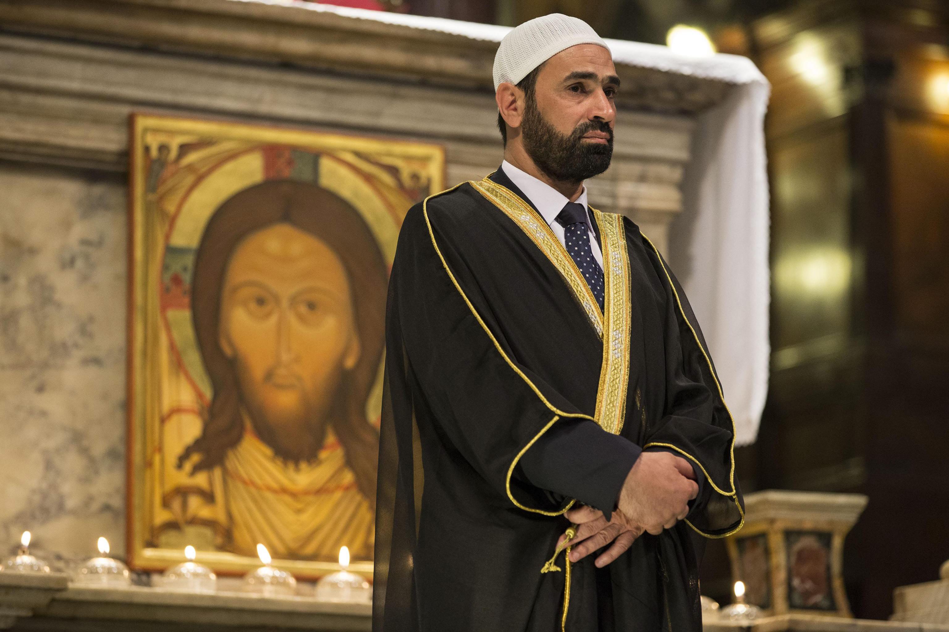 Μουσουλμάνοι στον καθεδρικό της Ρουέν στη μνήμη του δολοφονημένου ιερέα