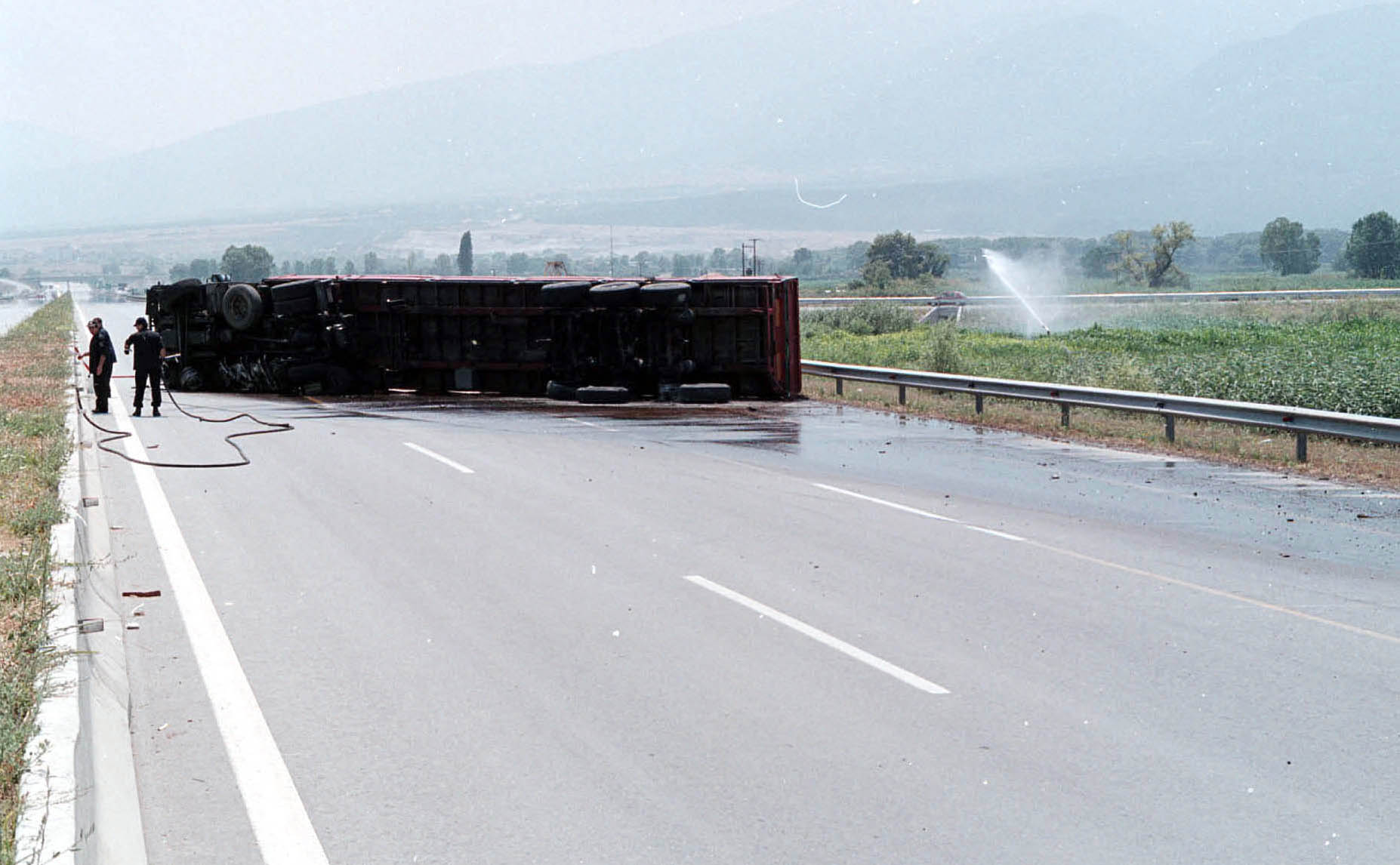 Στις φλόγες φορτηγό που ανατράπηκε στην Αθηνών-Λαμίας στο Σχηματάρι