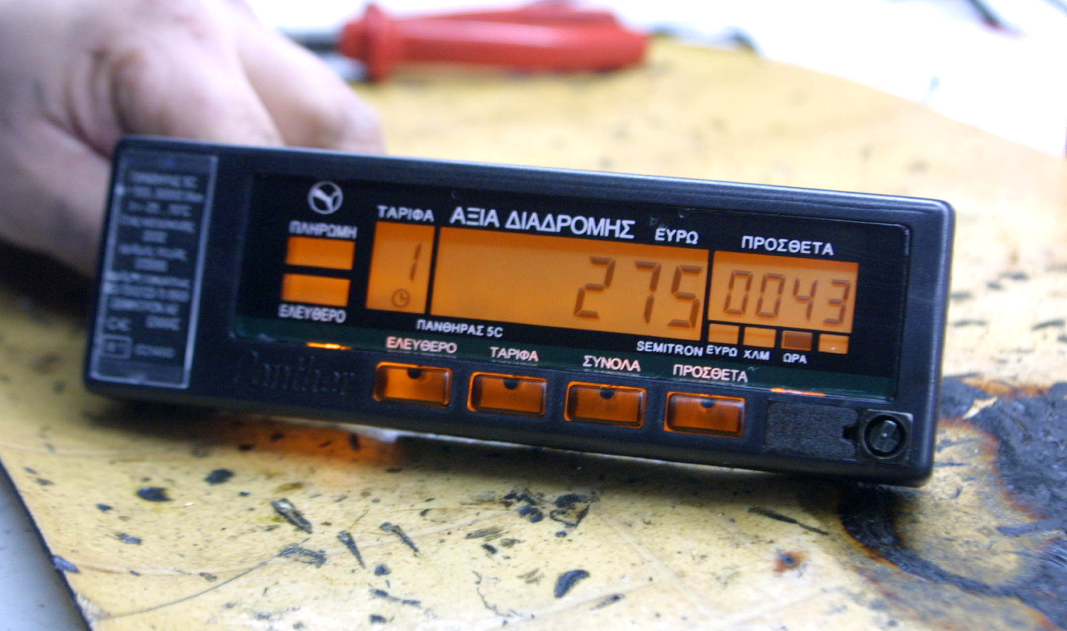 Οδηγοί ταξί «πείραζαν» ταμειακές μηχανές και ταξίμετρα