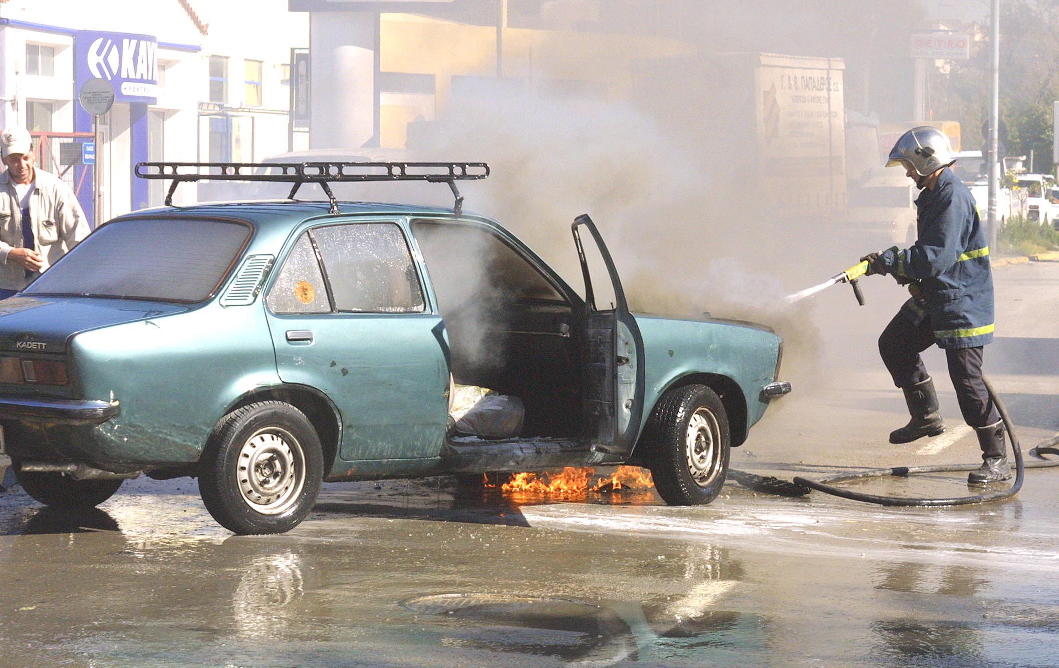 Στις φλόγες αυτοκίνητο στο 23ο χλμ της Αθηνών-Κορίνθου