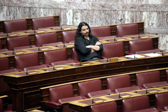 Σε αστυνομικό επιτέθηκε ο χρυσαυγίτης βουλευτής Μπαρμπαρούσης