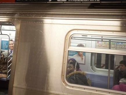 Και ξαφνικά το βαγόνι του μετρό γέμισε γρύλους και σκουλήκια