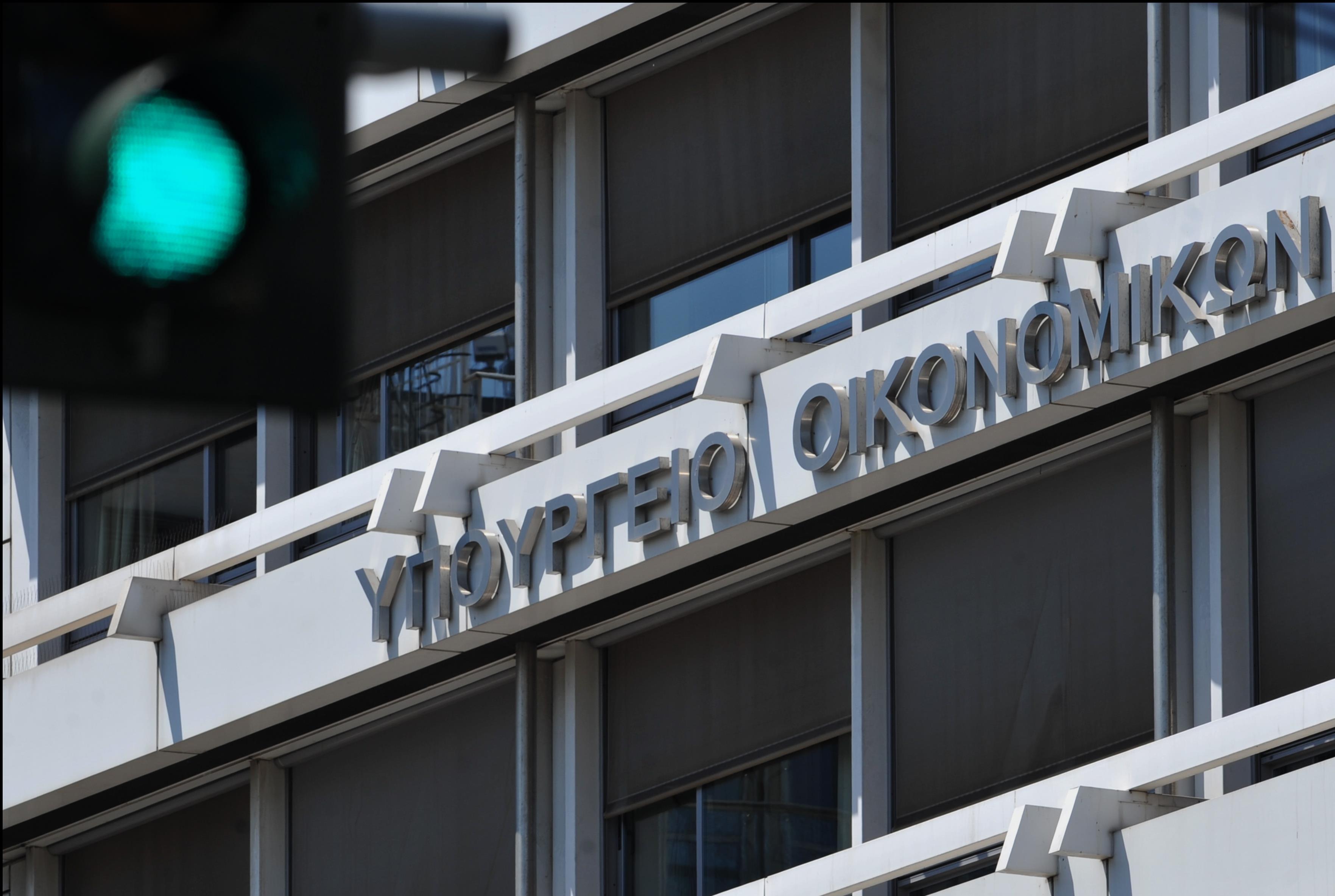 Βαθύτερη ύφεση 0,9% στο β’ τρίμηνο του 2016