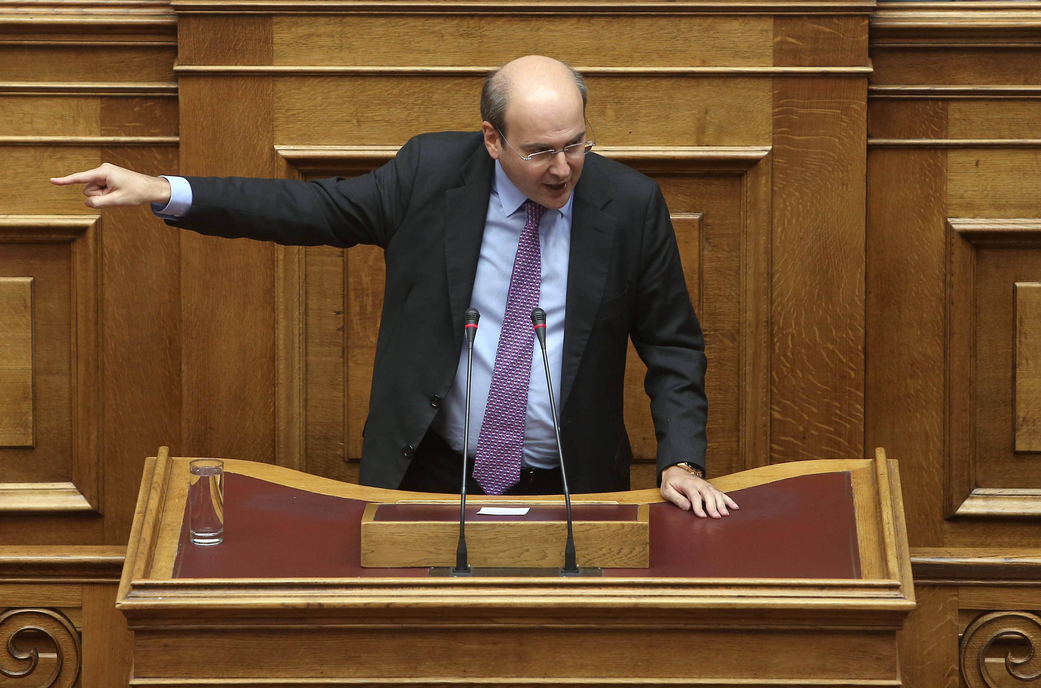 Αιχμές Χατζηδάκη για εργολάβο «με κουμπάρους υπουργούς» και ενδιαφέρον για άδειες