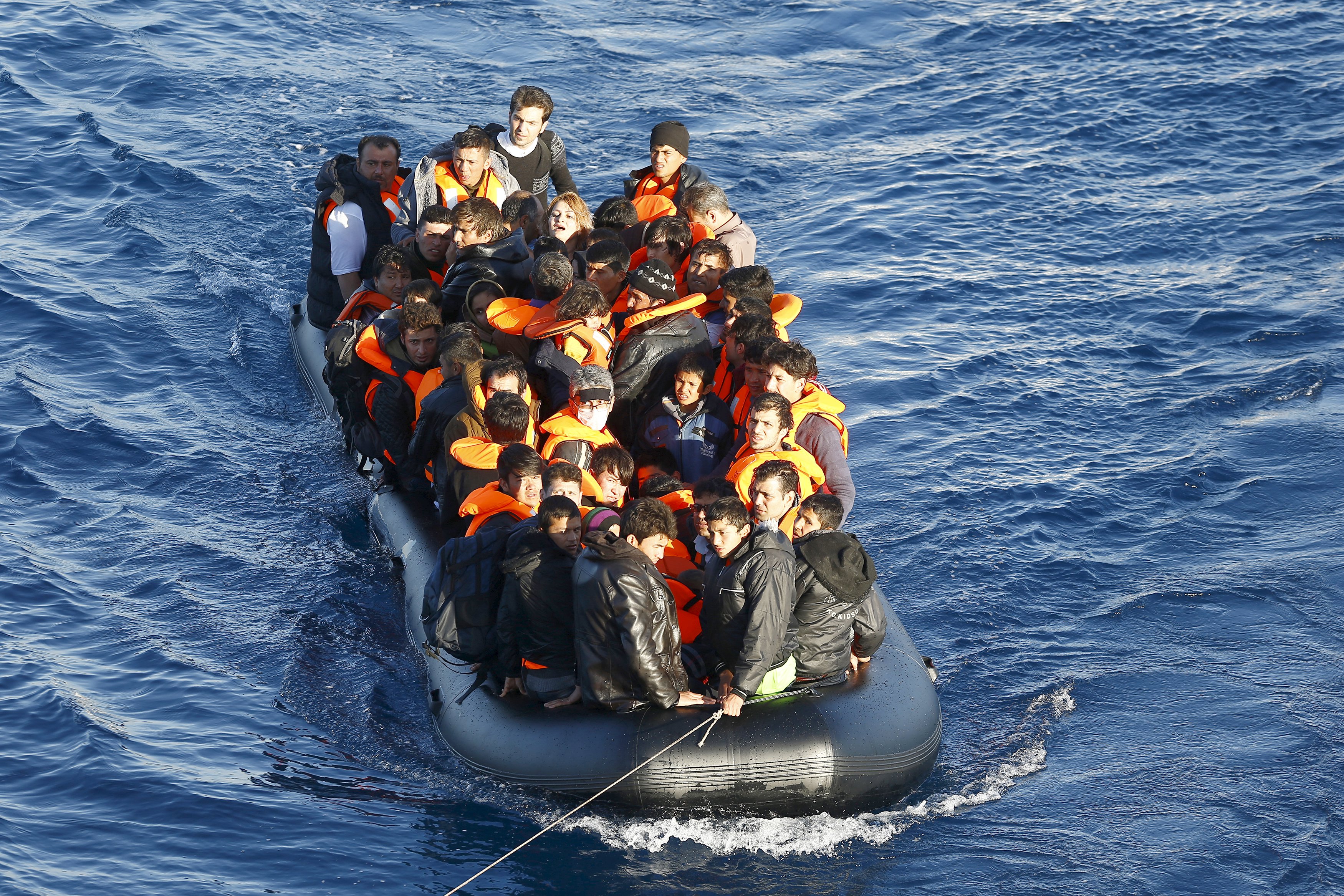 Διάσωση προσφύγων που παρασύρθηκαν από τα κύματα ανοιχτά της Λέσβου