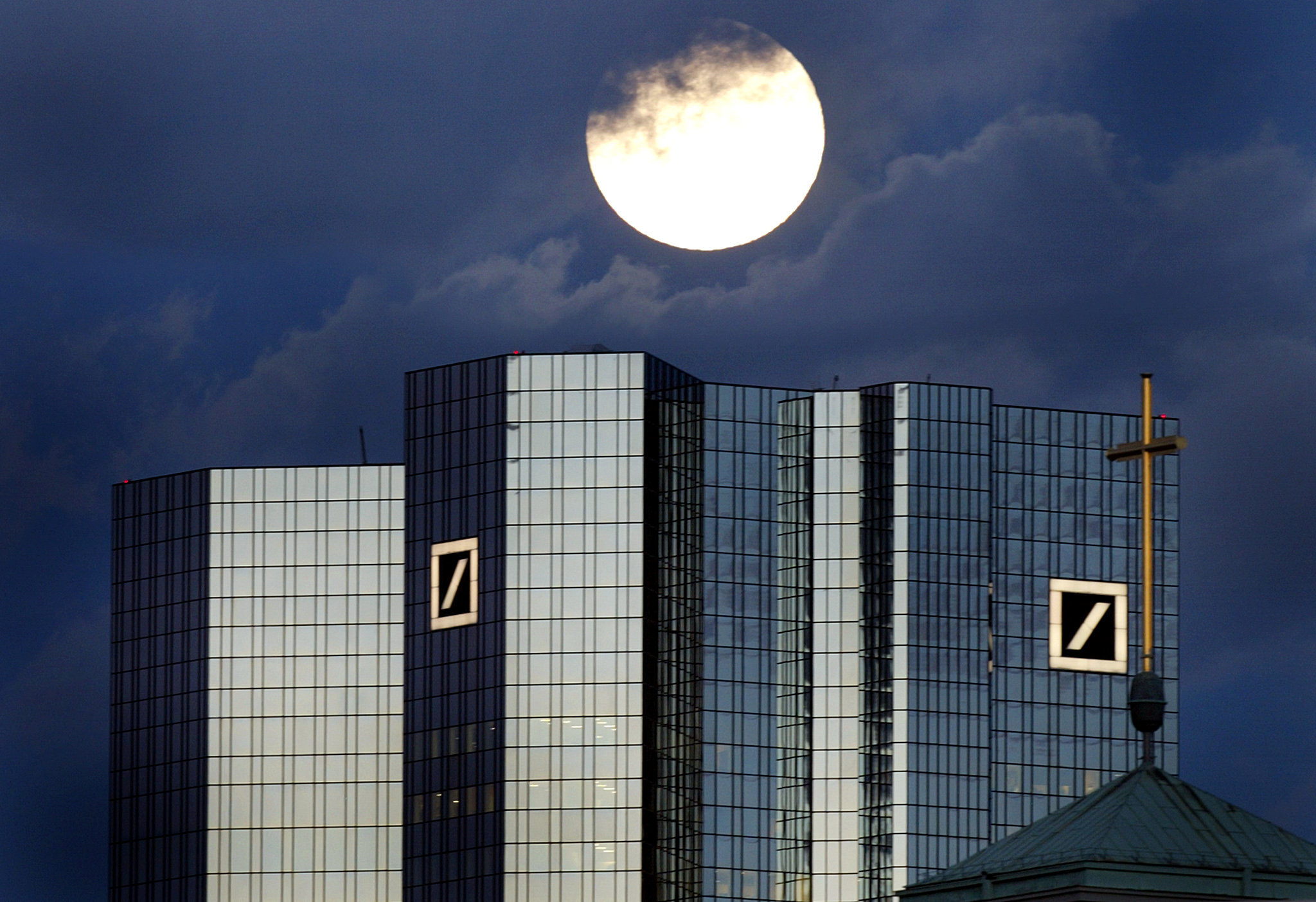 H Deutsche Bank βλέπει ανάγκη τραπεζικών συγχωνεύσεων στην Ευρώπη