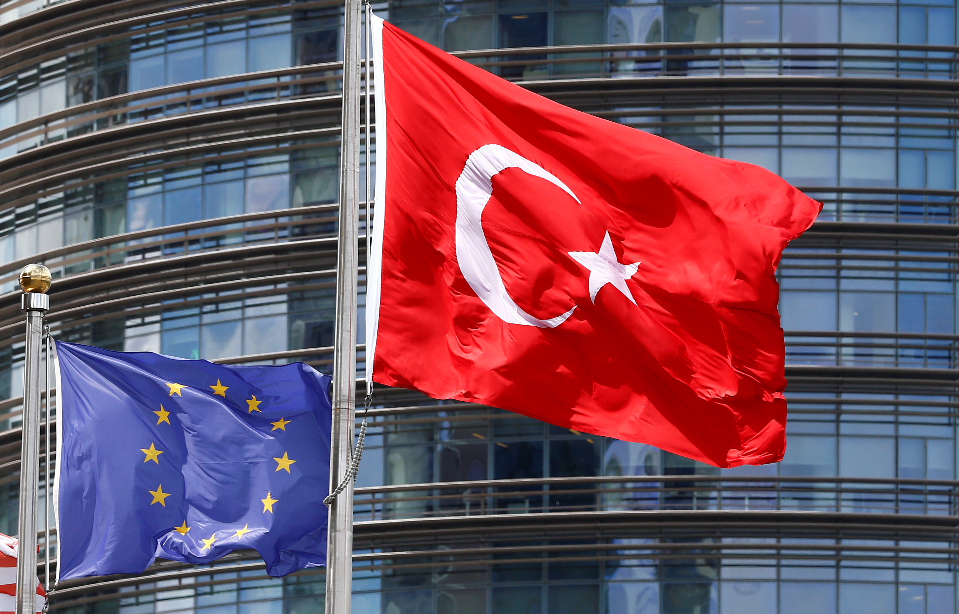 Κομισιόν: Η βίζα θα καταργηθεί όταν η Τουρκία εκπληρώσει όλα τα κριτήρια