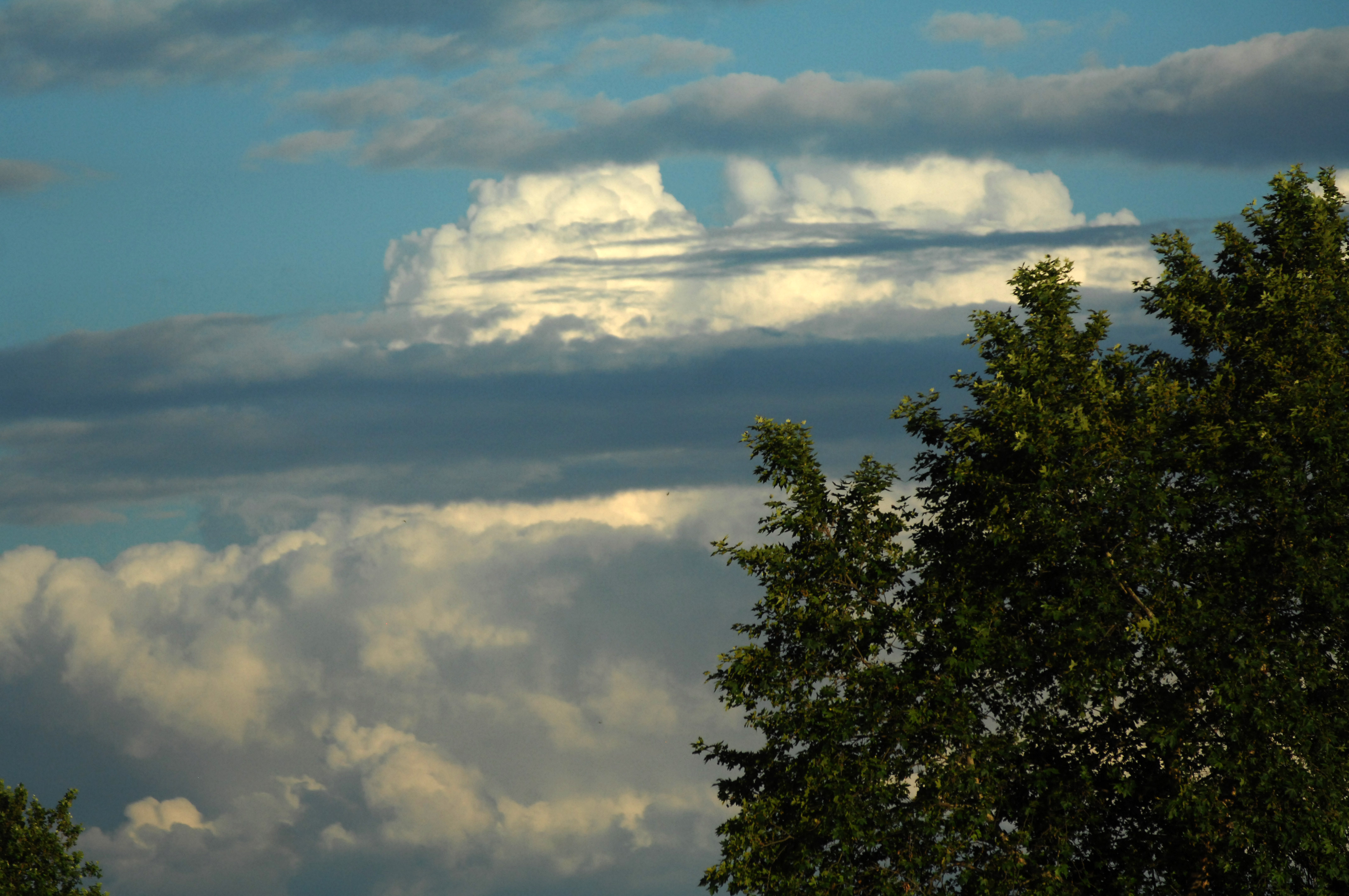 Βροχές και καταιγίδες στα βόρεια και πτώση της θερμοκρασίας