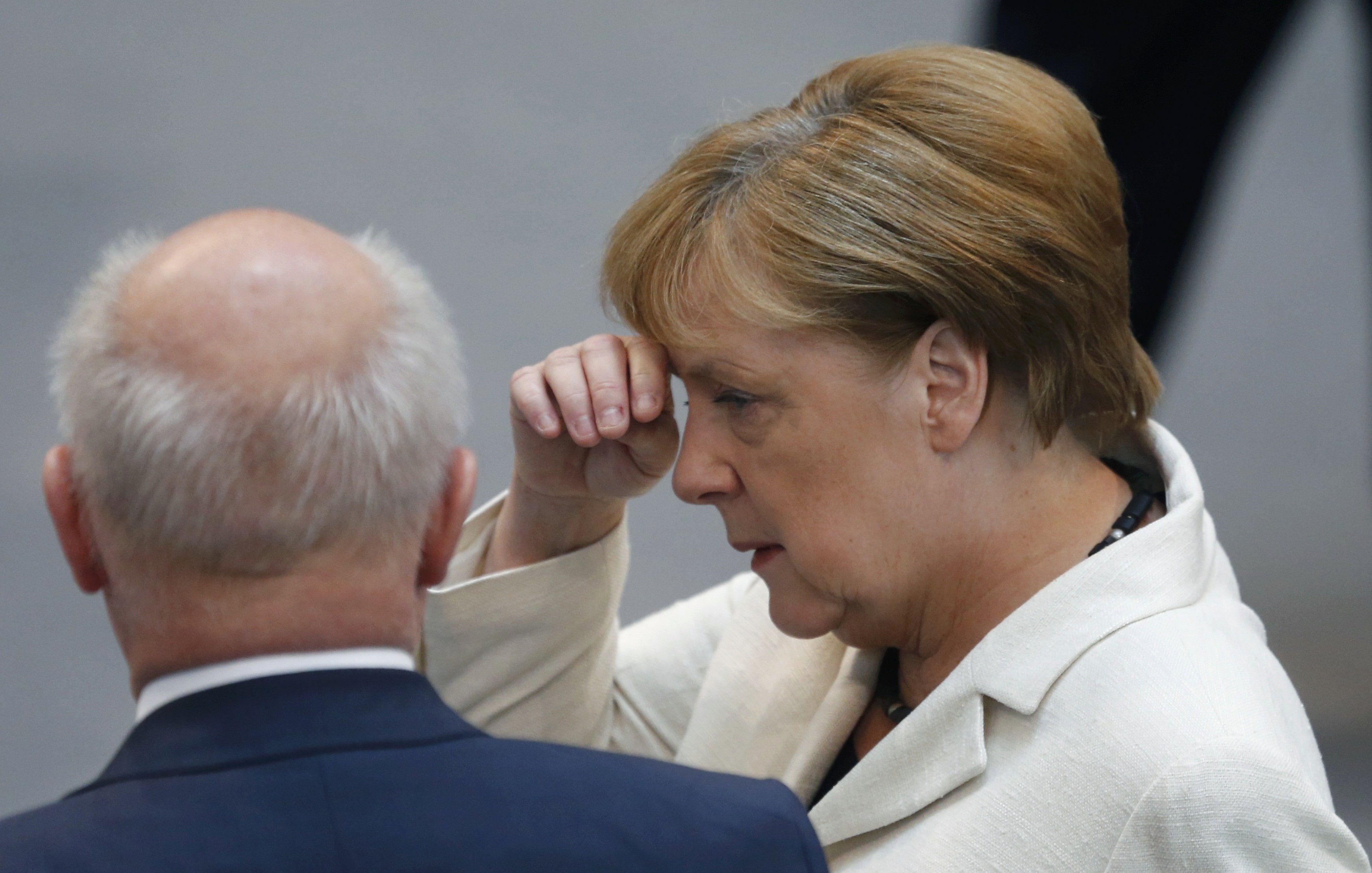 Ισχυρό πλήγμα στη δημοτικότητα της Μέρκελ