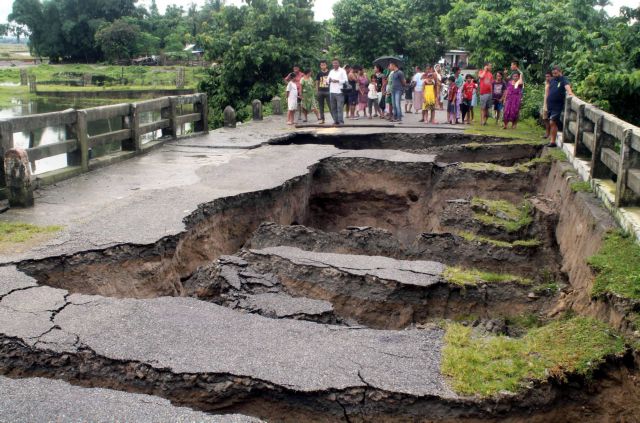 Δεκάδες αγνοούμενοι από την κατάρρευση γέφυρας στην Ινδία