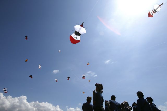 Ινδία: Φρικτό τέλος από σπάγγο χαρταετών που τυλίχθηκε στο λαιμό τους