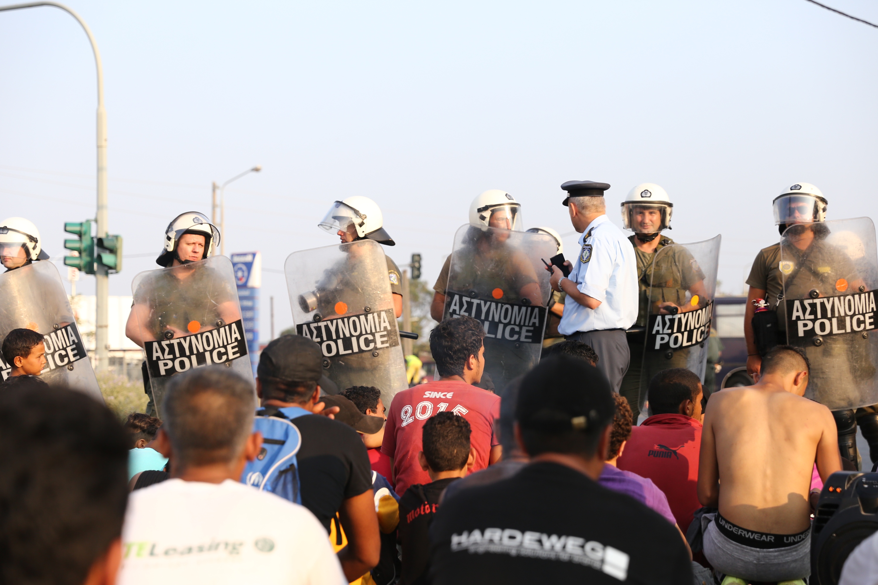 Καθιστική διαμαρτυρία για τις συνθήκες διαβίωσης προσφύγων στη Softex