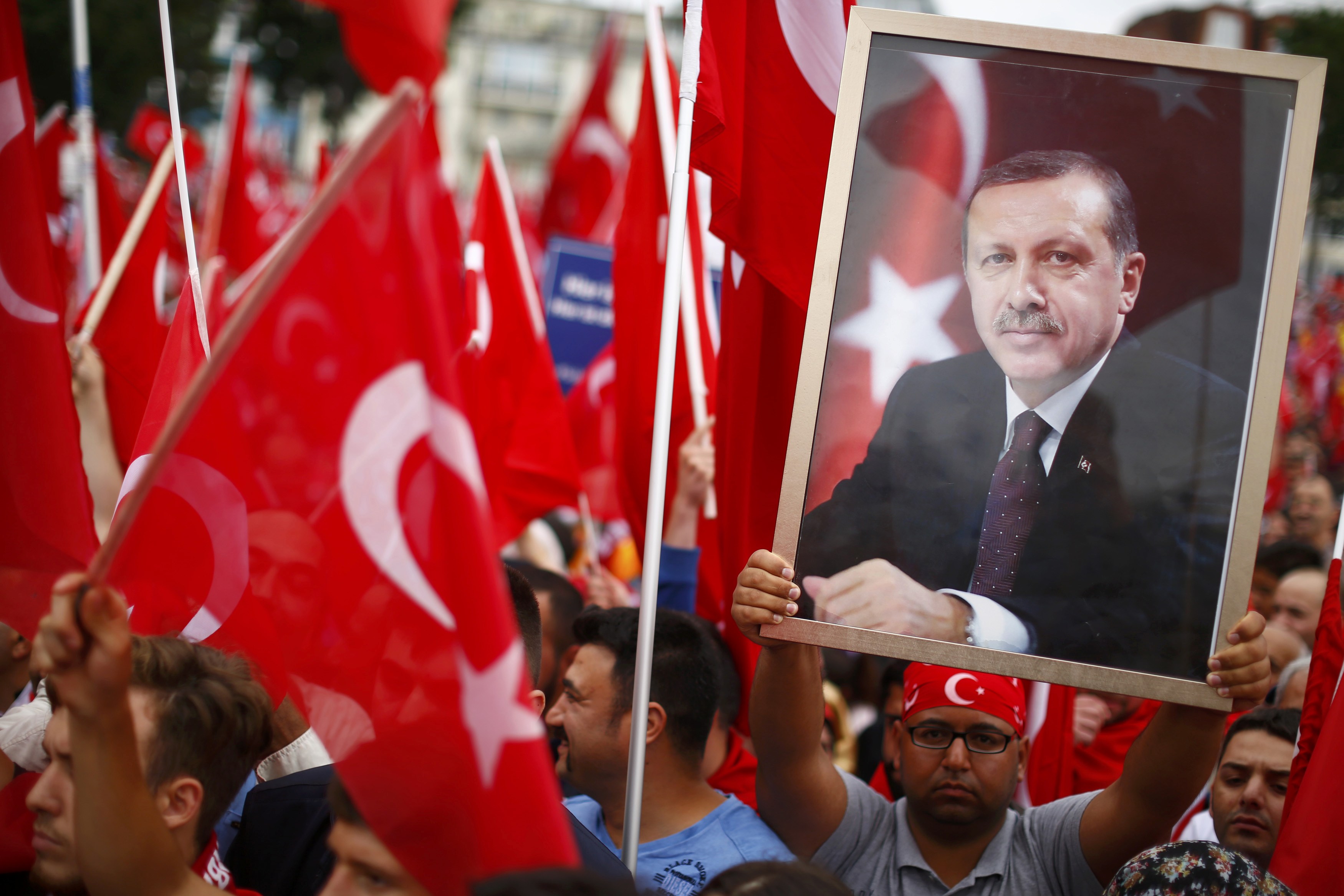 Εκτοξεύτηκαν τα ποσοστά του Ερντογάν μετά το αποτυχημένο πραξικόπημα