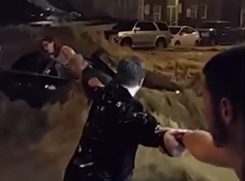 Μέριλαντ: Ανθρώπινη αλυσίδα σώζει οδηγό παγιδευμένη στους χειμάρρους (βίντεο)