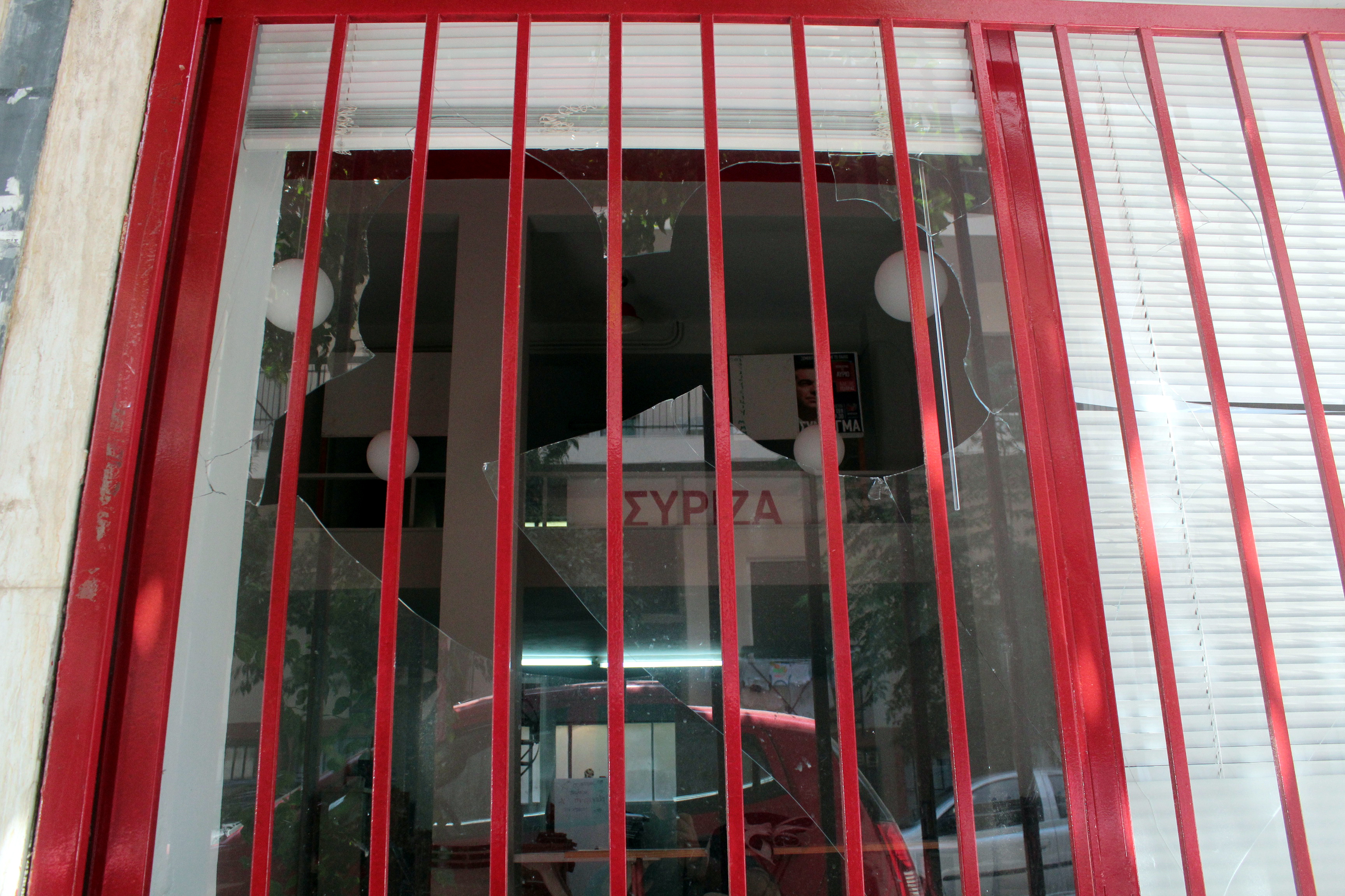 Μπαράζ επιθέσεων σε γραφεία του ΣΥΡΙΖΑ και των ΑΝΕΛ
