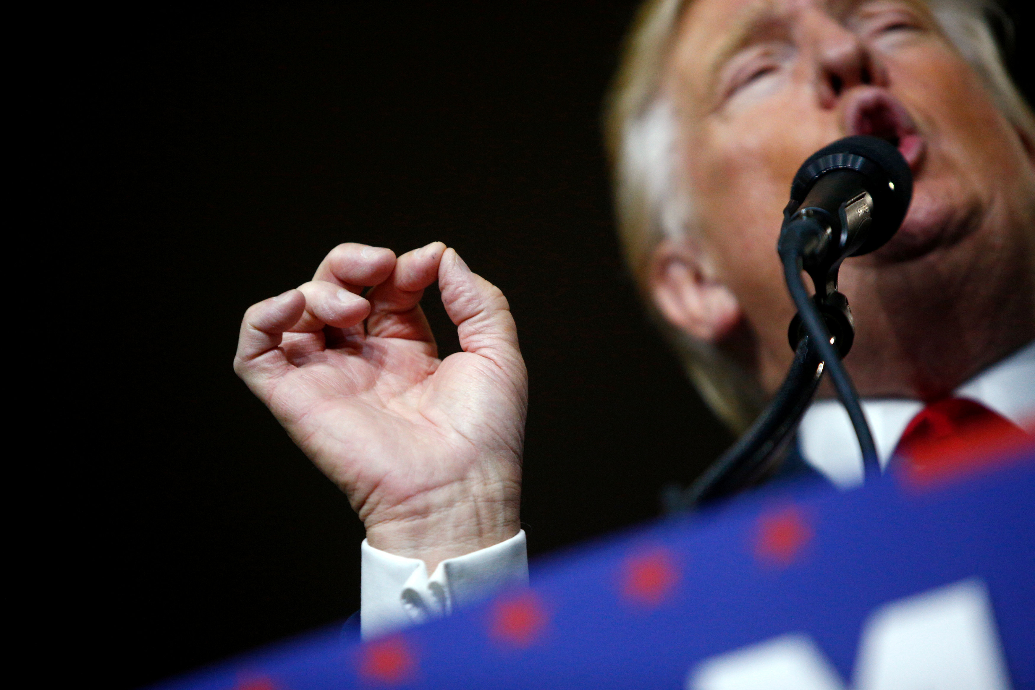 Η κάλπη «μπορεί να είναι στημένη», λέει ο Τραμπ (κι η Χίλαρι «είναι ο διάβολος»)