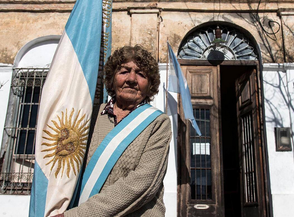 Έμα Μπαράσα: Μαθήτρια και σημαιοφόρος ετών 89