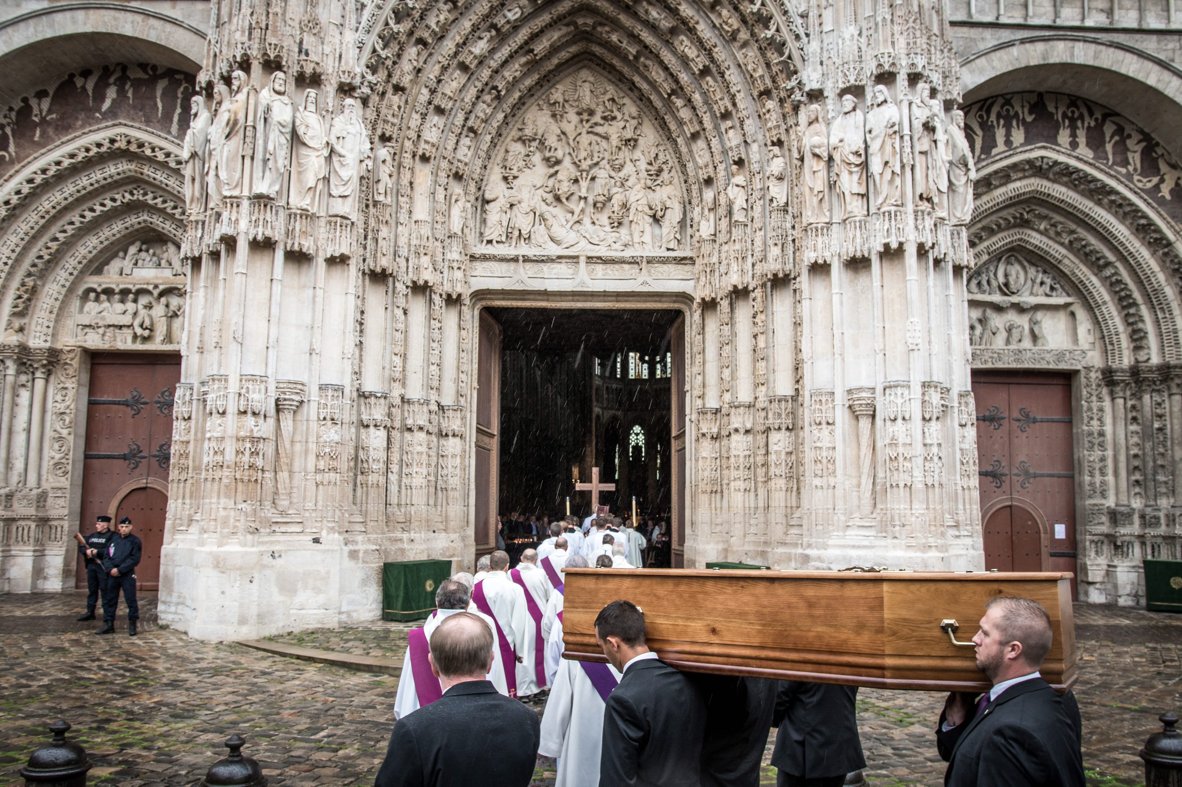 Υπό αυστηρά μέτρα ασφαλείας η κηδεία του ιερέα που σφαγιάστηκε στη Γαλλία