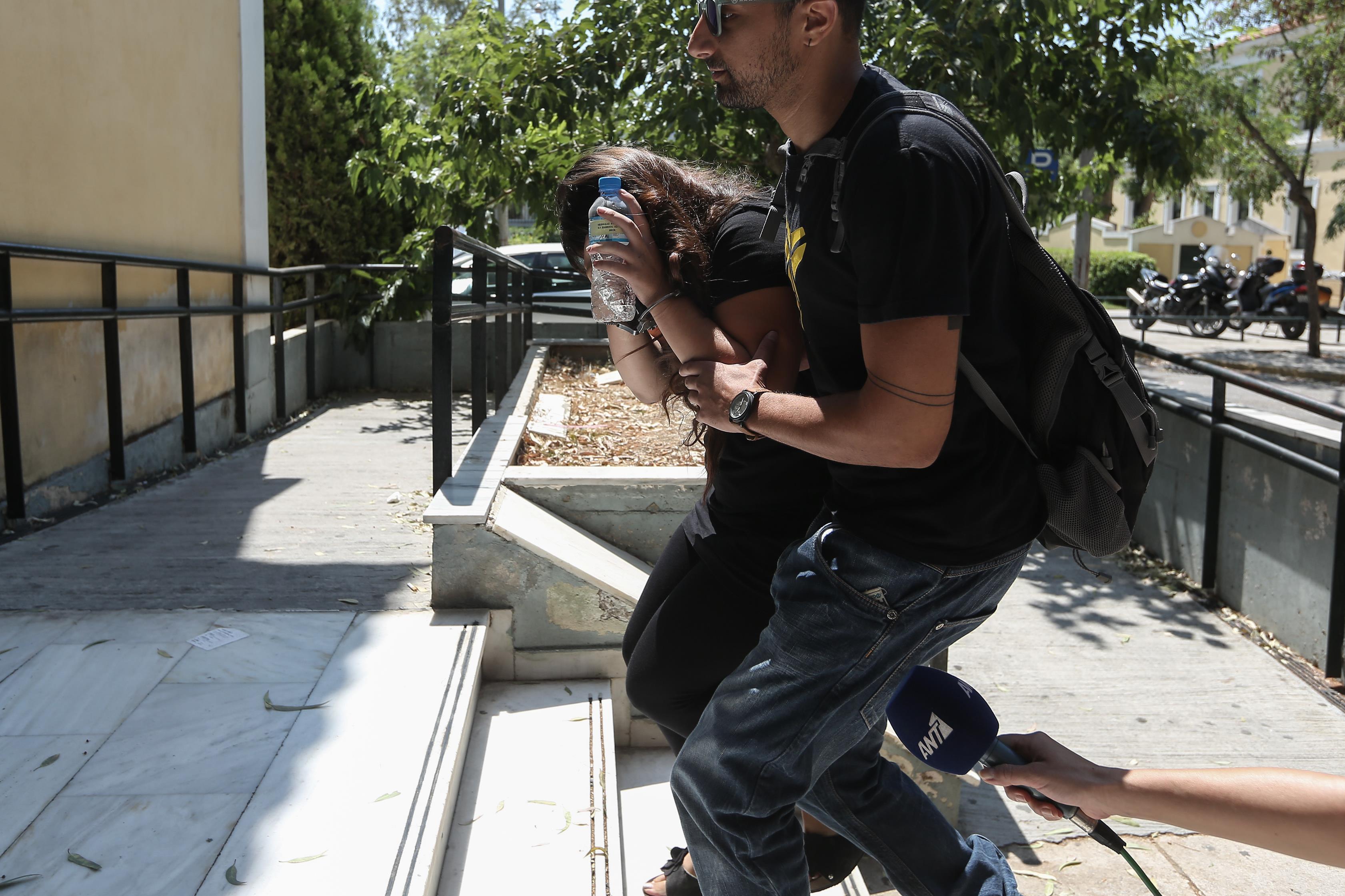 Απολογείται για το φονικό του Κορωπίου η 26χρονη