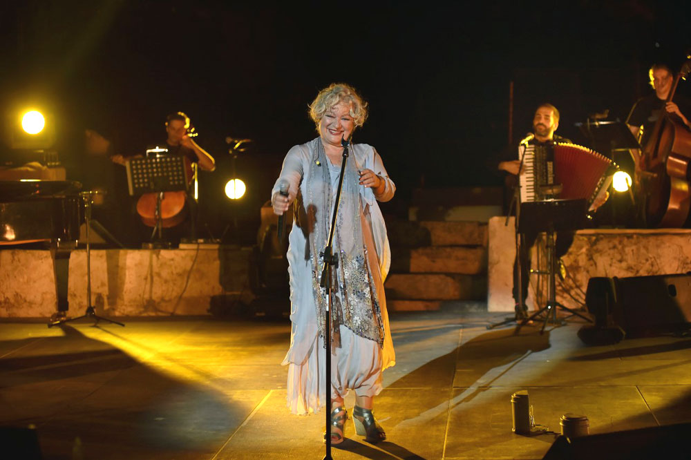 Η Τάνια Τσανακλίδου με τραγούδια από το θέατρο και στο Ηρώδειο