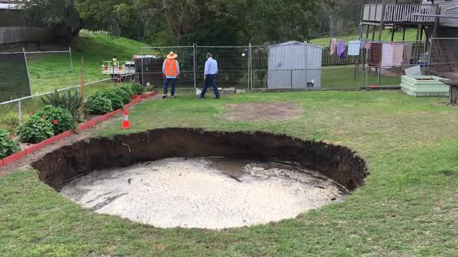 Τεράστια καταβόθρα απειλεί σπίτι στην Αυστραλία
