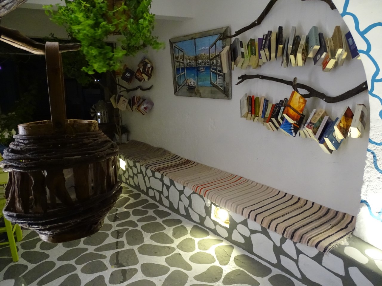 Οι υπαίθριες βιβλιοθήκες στην Κίμωλο κλέβουν τις εντυπώσεις