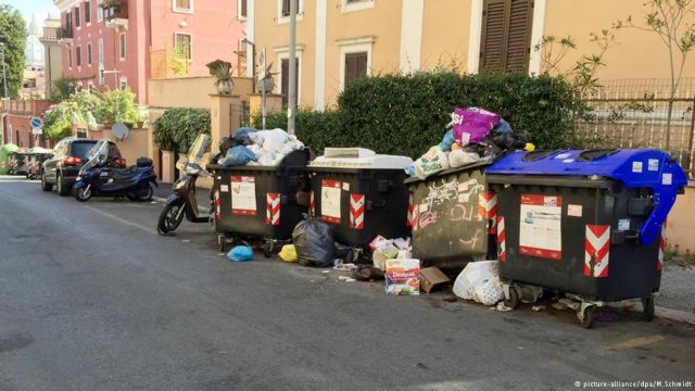 Η πόλη που βρωμάει: βουνά σκουπιδιών στη Ρώμη