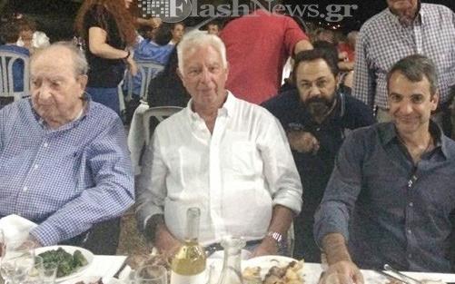 Παραδοσιακό τραπέζι στα Χανιά για Κωνσταντίνο και Κυριάκο Μητσοτάκη