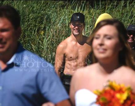 Ο καναδός πρωθυπουργός, απρόσκλητος κι ημίγυμνος, στη φωτογραφία της νύφης