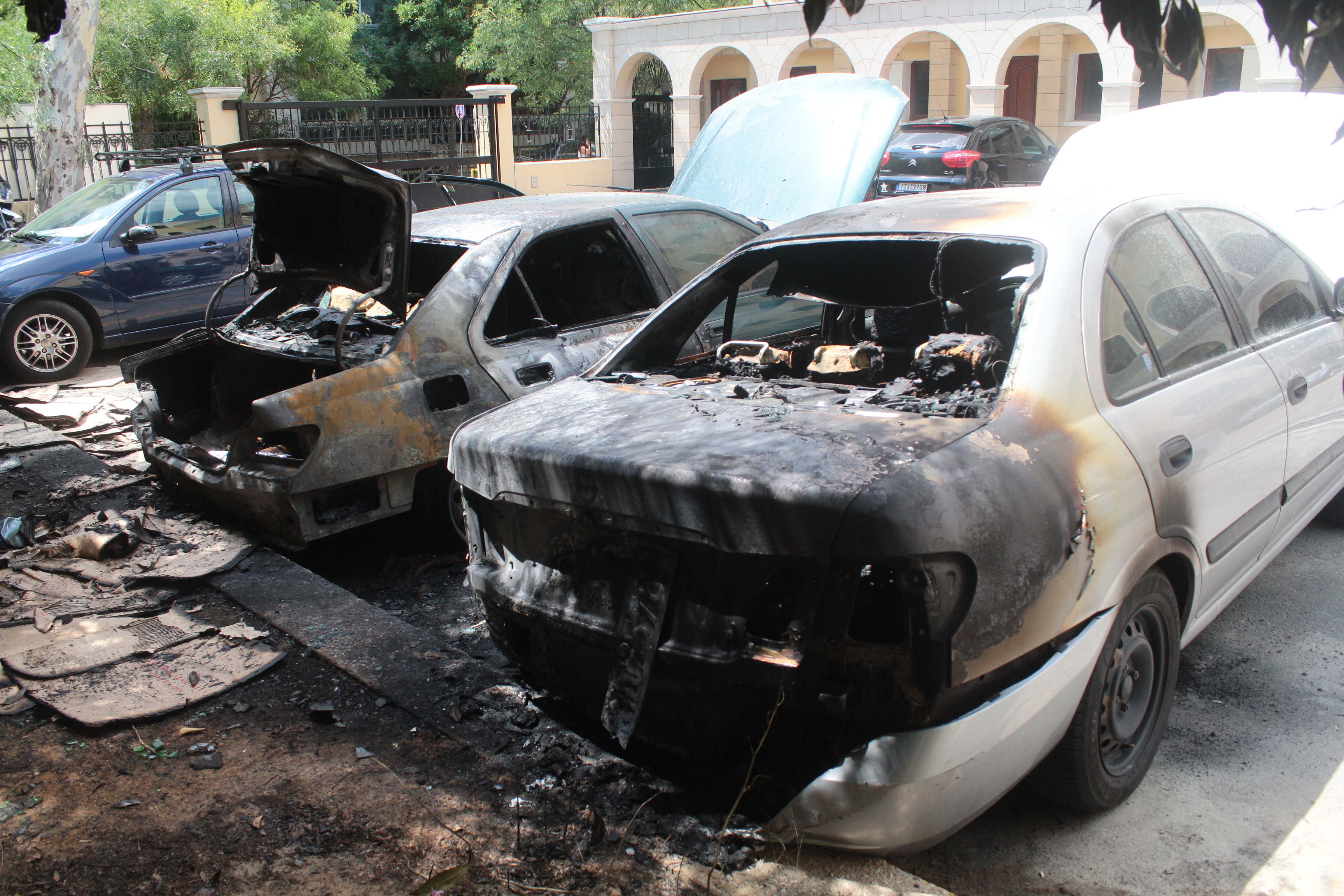 Μολότοφ στο προαύλιο της Μονής Πετράκη στο Κολωνάκι