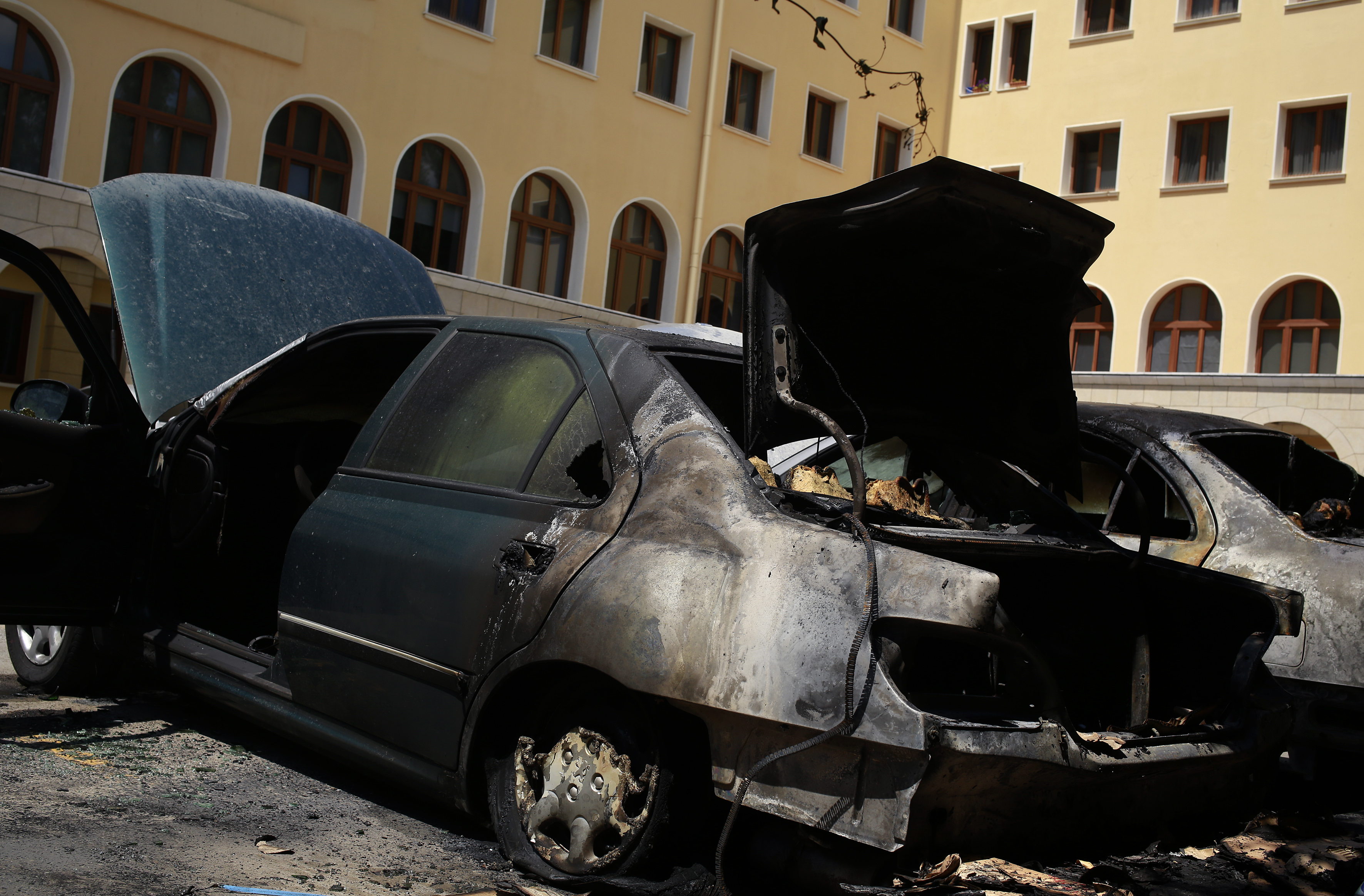 «Ιερή» αγανάκτηση για τις μολότοφ στην Μονή Πετράκη