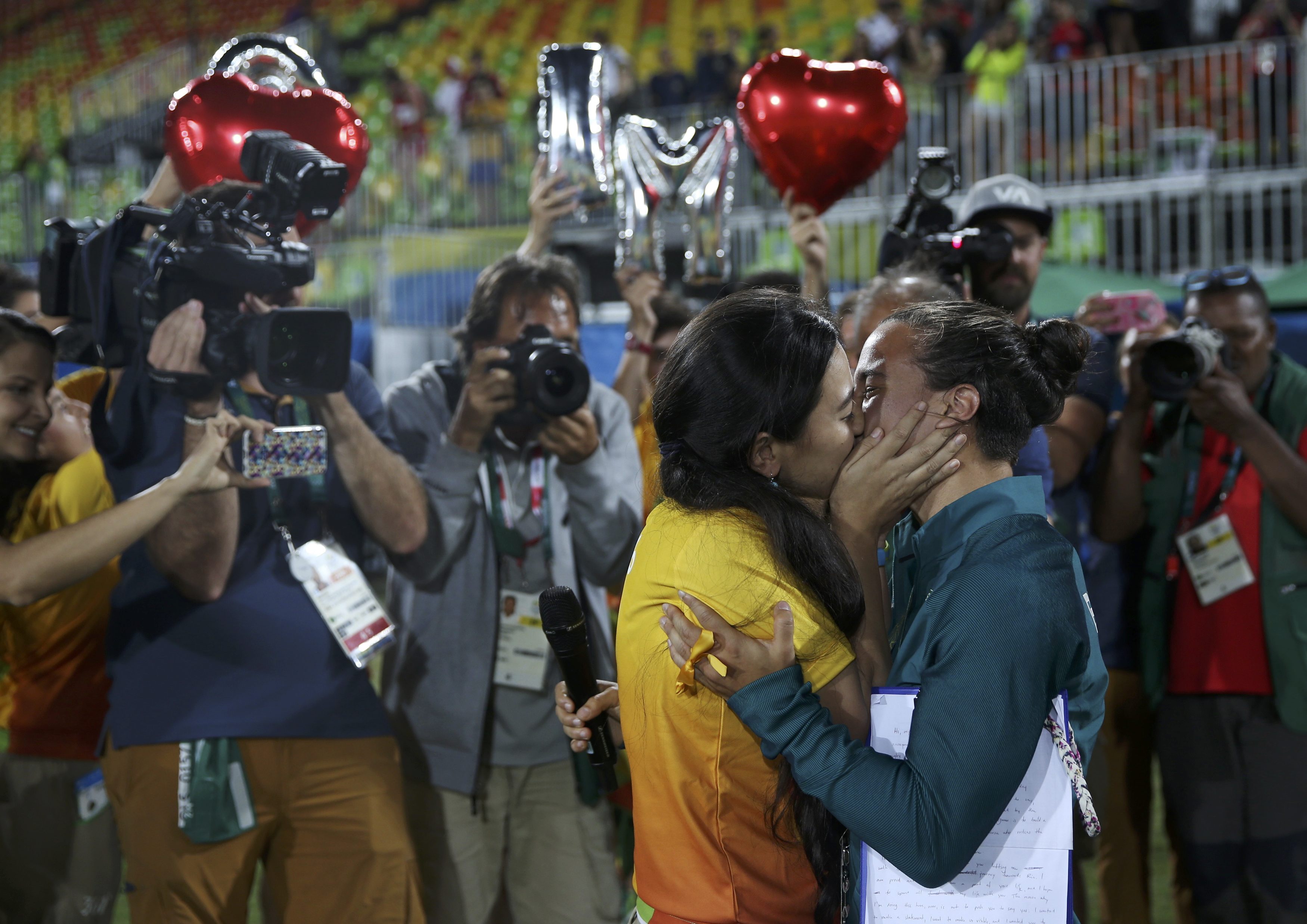 Ρίο: Παίκτρια ράγκμπι αποδέχτηκε πρόταση γάμου από εθελόντρια