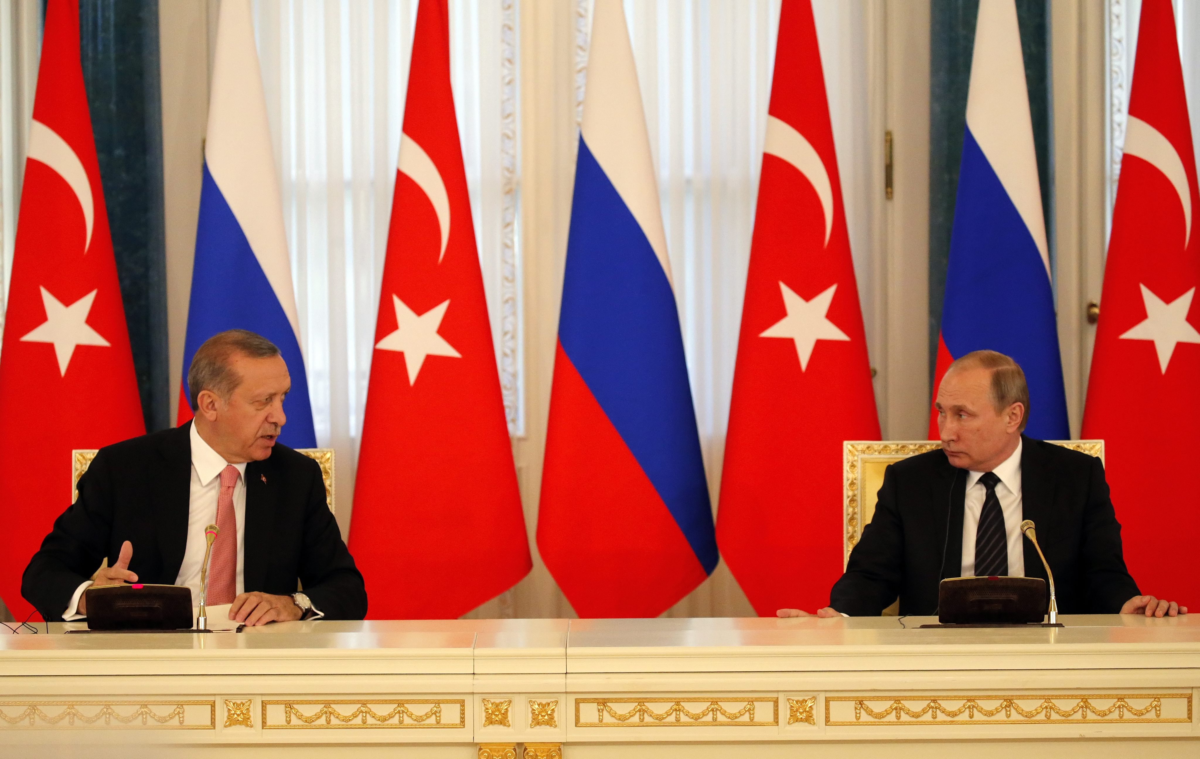 Τουρκικοί ύμνοι για την προσέγγιση με Ρωσία και «μηνύματα» προς Δύση και ΕΕ