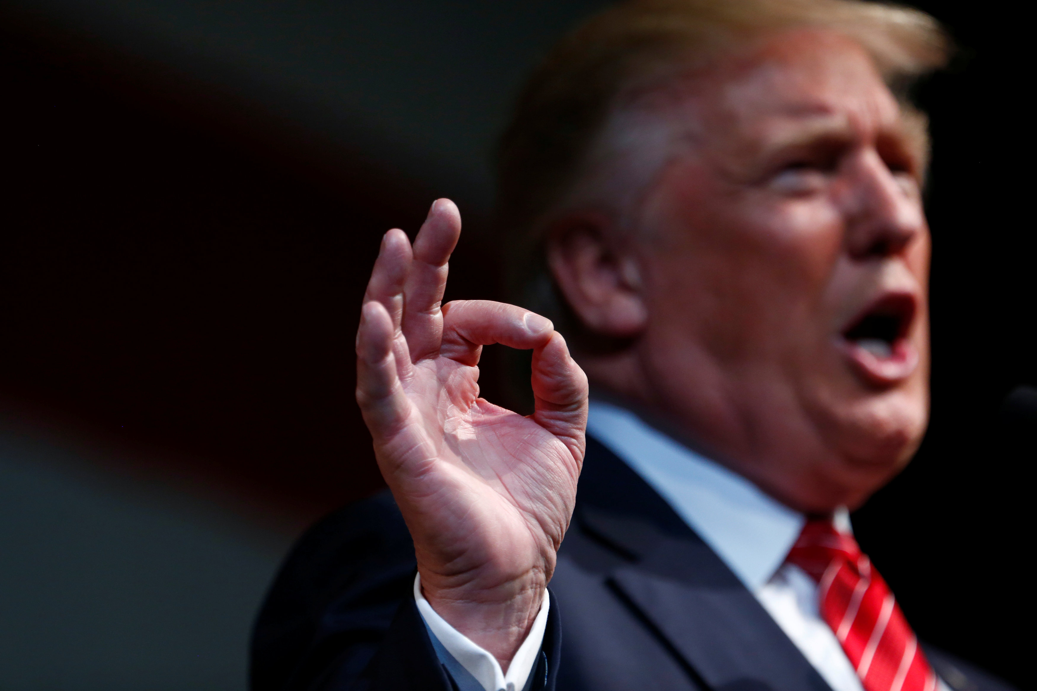 Mε τα κουμπούρια θα σταματήσει η Κλίντον, υπαινίσσεται ο Τραμπ