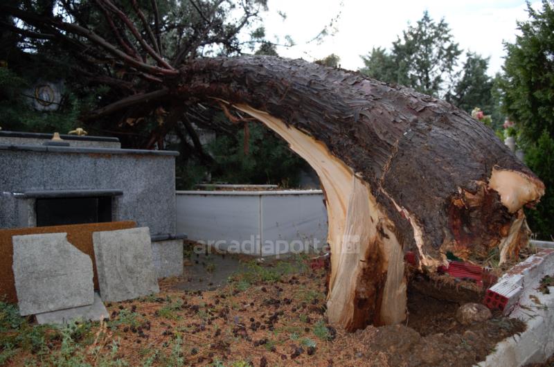 Ανεμοστρόβιλος σάρωσε το νεκροταφείο της Τρίπολης