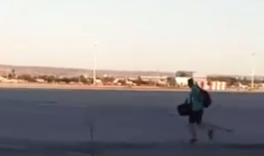 «Εγώ την πτήση δεν την χάνω» είπε και κυνήγησε το αεροπλάνο στο διάδρομο