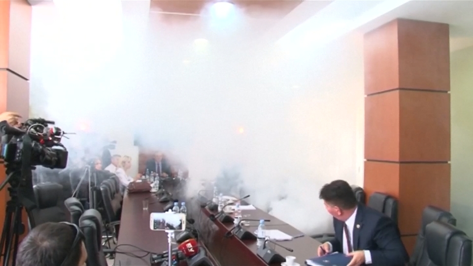 Δακρυγόνα στη Βουλή του Κοσόβου