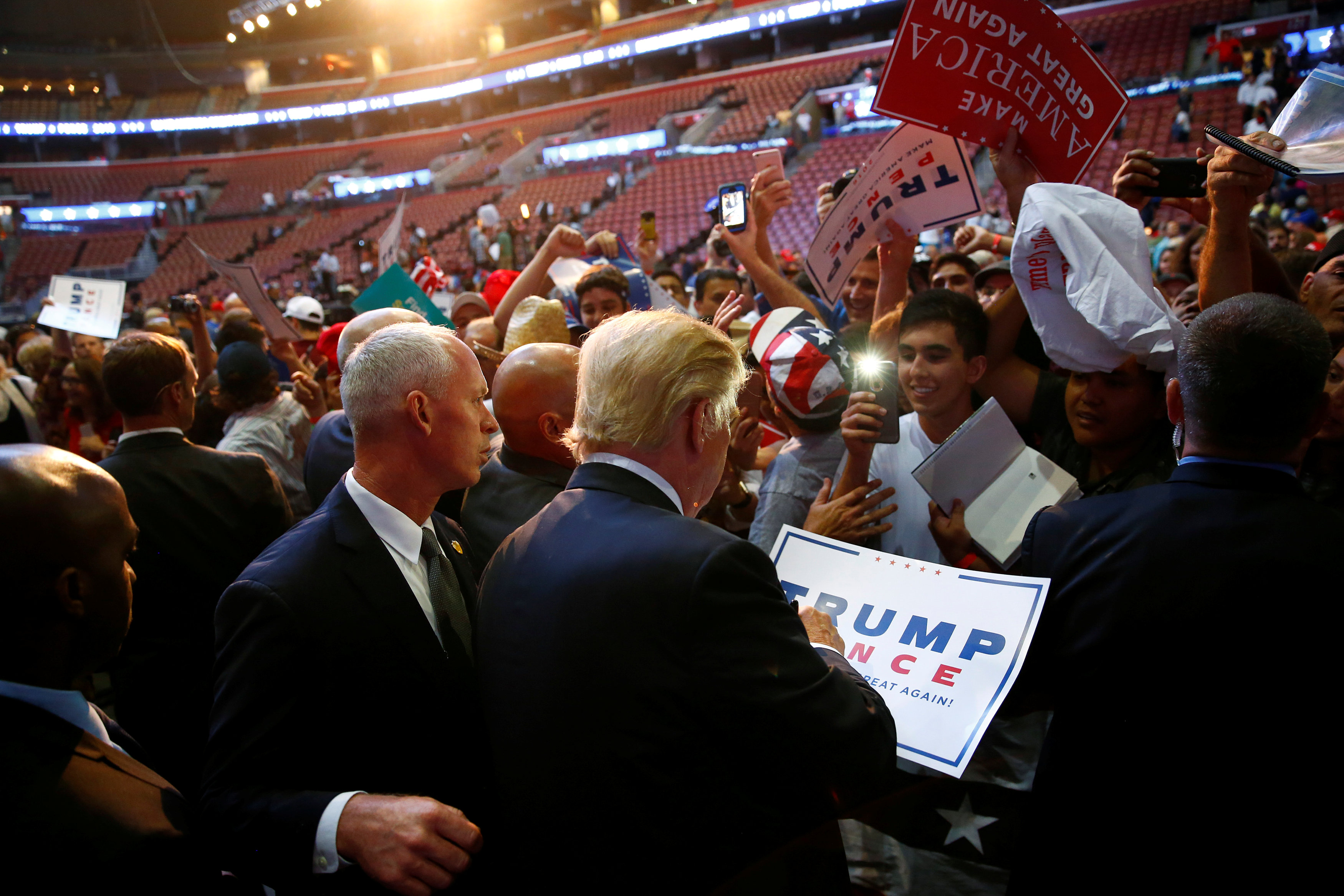 Ολομέτωπη επίθεση Κλίντον κατά Τραμπ, «τα λόγια του υποκινούν τη βία»